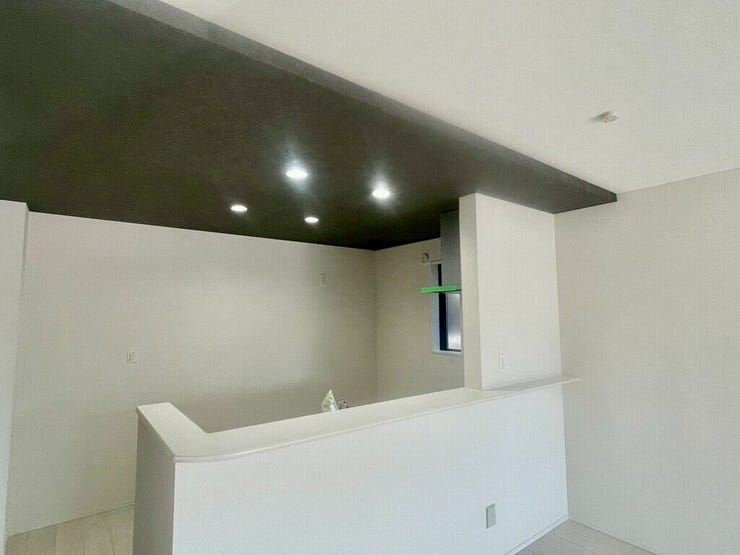 【kitchen】おしゃれな折下げ天井が特徴のキッチン。上質な雰囲気を演出します。