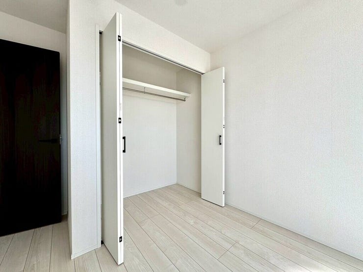 【Bedroom】洋室には収納力のあるクローゼット付き。衣類や荷物もすっきり収まります。