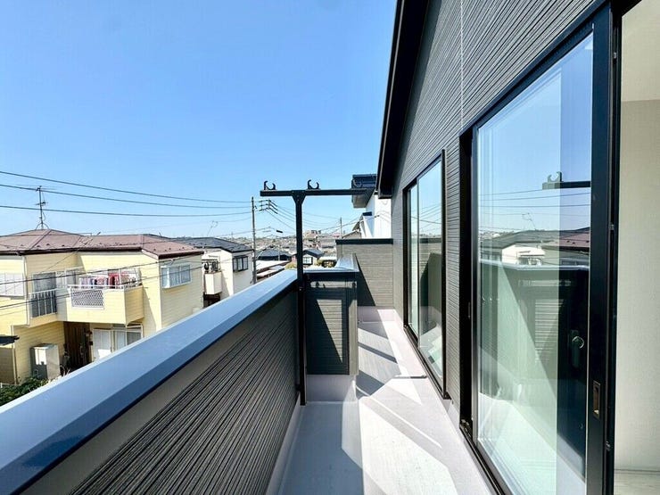 【Balcony】日当たりの良いバルコニーはお洗濯物がしっかり乾きやすく、毎日の家事にも重宝します。