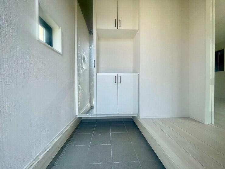 【Entrance】シューズボックス完備の玄関で、靴や小物もスッキリ収納できます。