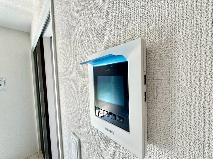 【Facilities】来訪者を確認できるモニター付きインターホンで、防犯面も安心です。
