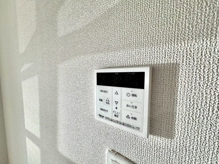 【Facilities】お湯の温度調整がラクな給湯器リモコン付き。追い焚き操作も簡単です。