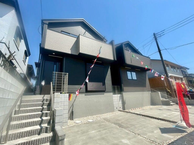 【Exterior】モダンでスタイリッシュな外観。周囲に調和する落ち着いた佇まいが魅力です。