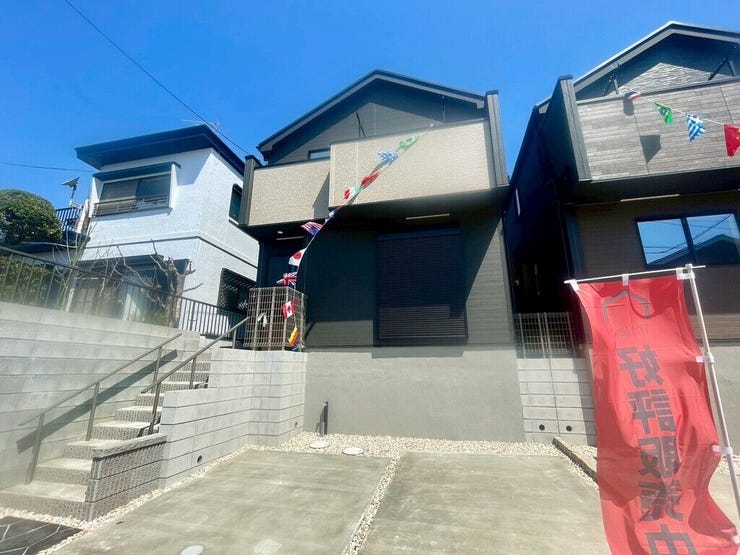 【Exterior】駐車スペースは2台分確保。車を複数所有するご家庭にも安心の設計です。