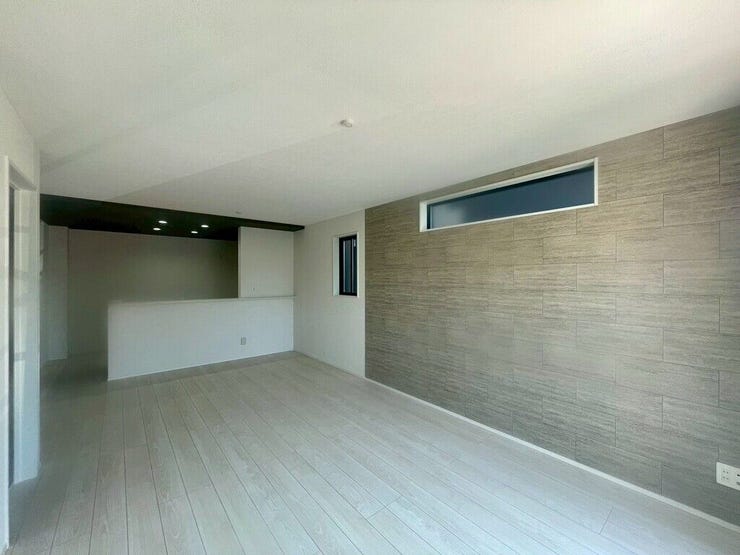 【Living】おしゃれなアクセントクロスが印象的。毎日を彩る心地よいリビング空間です。