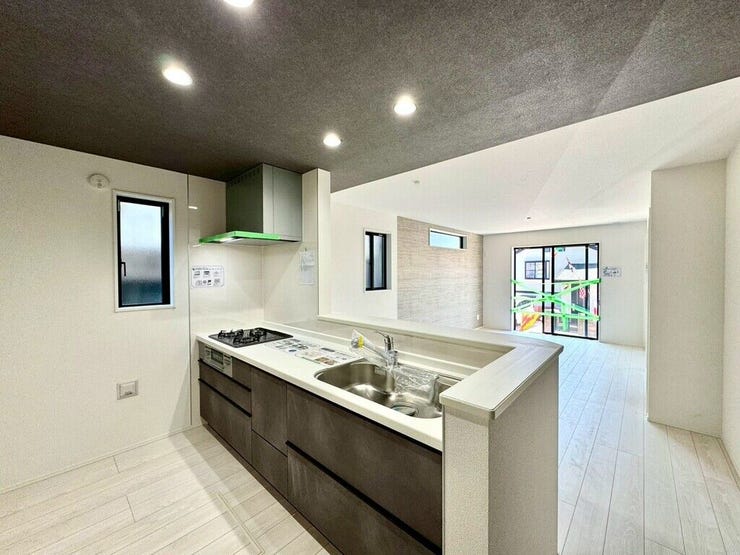 【kitchen】効率よく使える広々キッチン。収納力も高く、料理の時間がスムーズに。