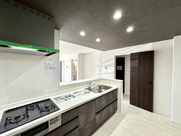 【kitchen】大きなカウンターと十分な収納で、日々の料理が快適に進みます。