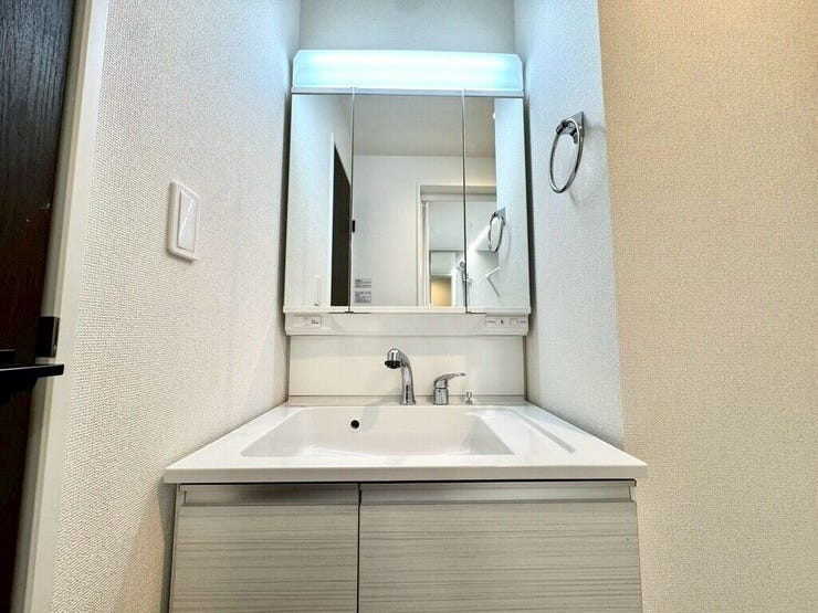 【Washroom】すっきりとしたデザインで、毎日の生活が快適に。収納も豊富な洗面所です。