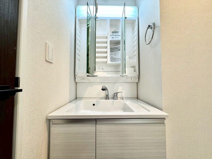 【Washroom】毎朝の準備がスムーズに。広めの洗面台と収納が使いやすい洗面所です。