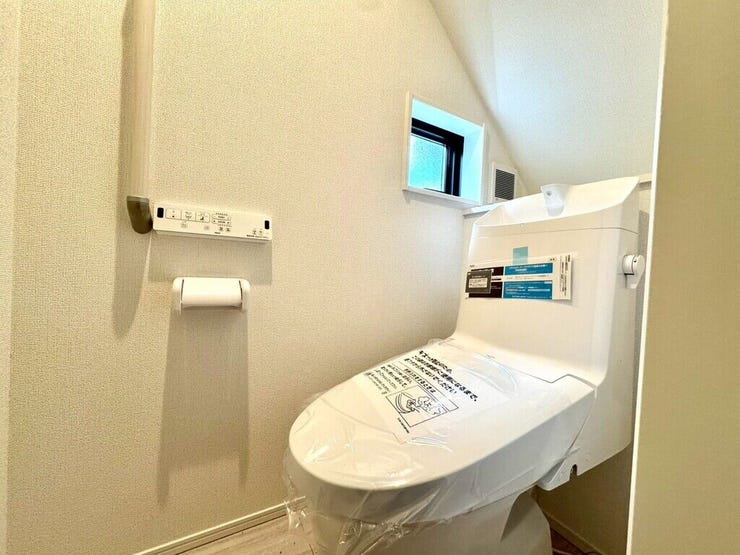 【Toilet】清潔感があり、落ち着いたデザインのトイレ。家族みんなが快適に使えます。