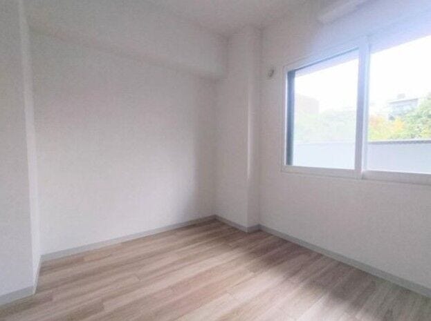 明るく使いやすい洋室