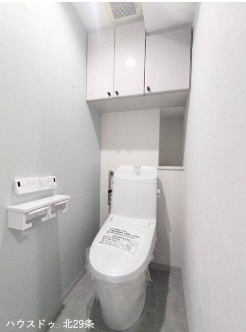 収納たっぷりの温水洗浄便座のトイレ