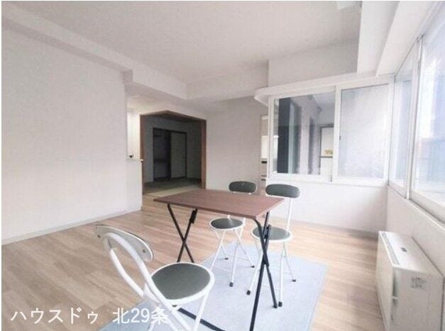 リビングは2面採光で陽当りが良いです。