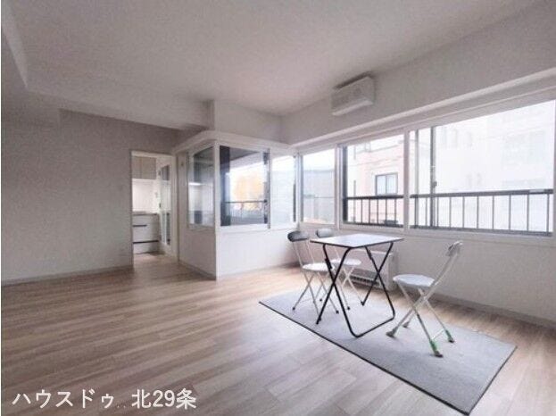 バルコニーからの採光が取れて健康的なリビング