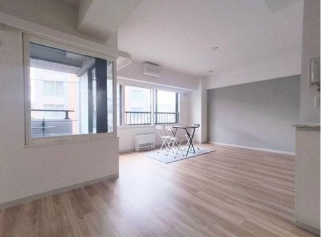 リビングの採光はガラス窓を大きくしすぎない事で、外気からの気温の影響を受けず、太陽の光や温かさを生かしています。