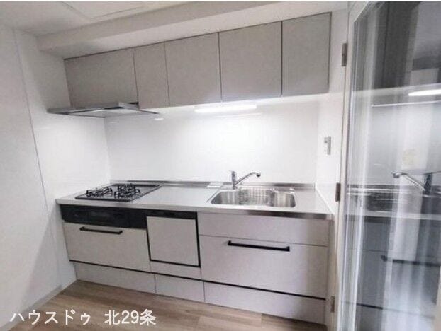 キッチンは独立型で使いやすいシステムキッチン