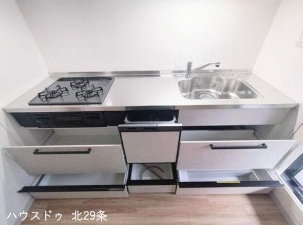 三口コンロ、食器洗浄乾燥機、広々システムキッチン