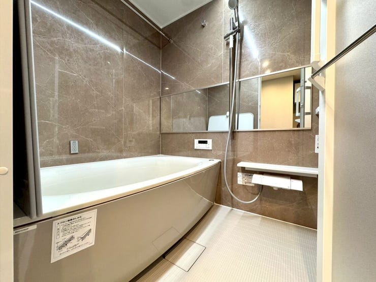 【Bathroom】広く快適な浴室で、ゆったりとお湯に浸かるひとときをお楽しみいただけます。