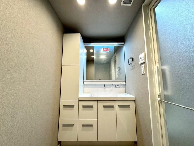 【Washroom】朝の準備がスムーズに進む洗面所。複数人で同時に使いやすい広めの洗面台です。