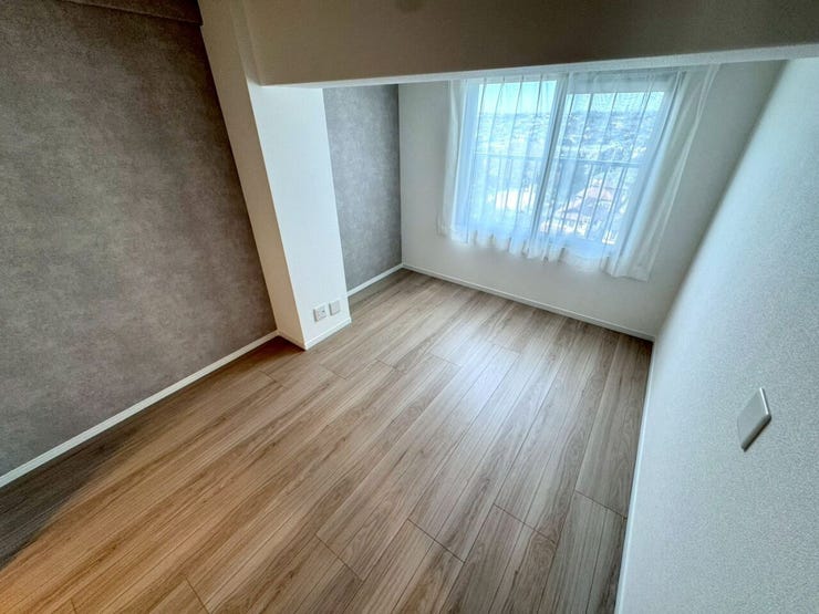 【Bedroom】アクセントクロスが映えるおしゃれな洋室。空間に個性と深みをプラスします。