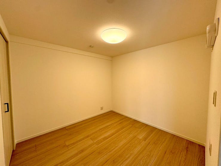 【Bedroom】ナチュラルな内装で、リラックスできる空間。寝室や書斎にも最適です。