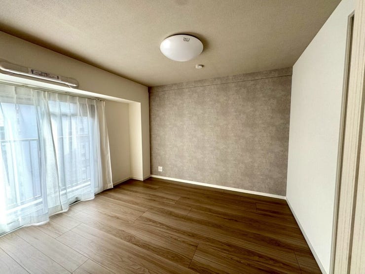 【Bedroom】洋室には収納力のあるクローゼット付き。衣類や荷物もすっきり収まります。