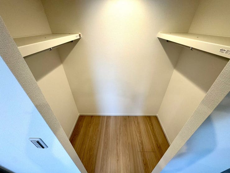 【WIC】広々としたウォークインクローゼットで、衣類や小物をすっきり収納できます。