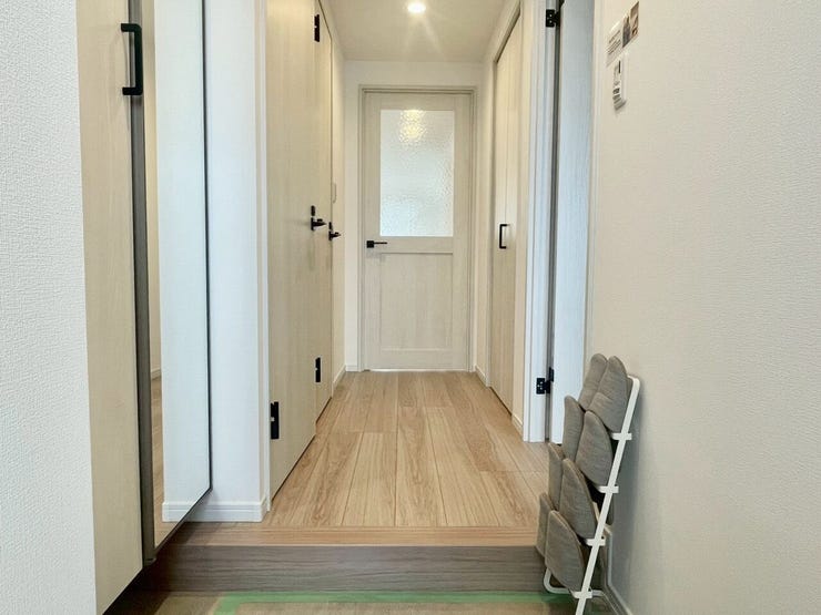 【Entrance】シューズボックス完備の玄関で、靴や小物もスッキリ収納できます。