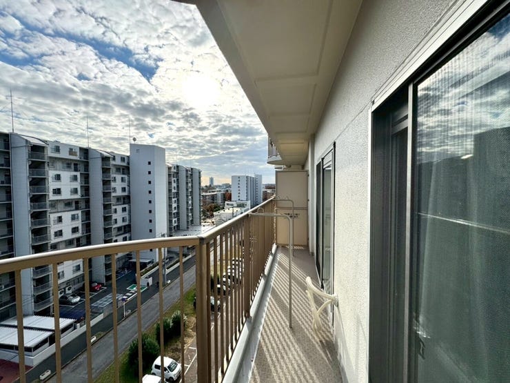 【Balcony】日当たりの良いバルコニーはお洗濯物がしっかり乾きやすく、毎日の家事にも重宝します。