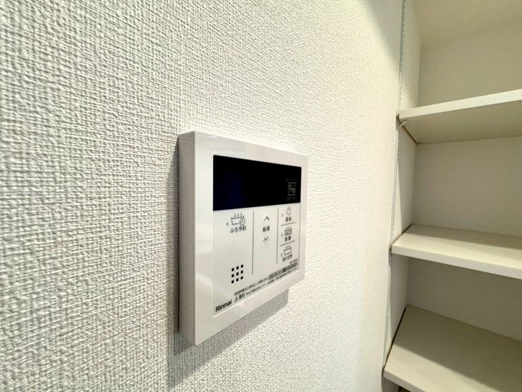 【Facilities】お湯の温度調整がラクな給湯器リモコン付き。追い焚き操作も簡単です。