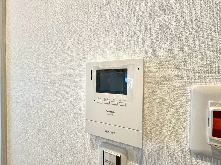 【Facilities】来訪者を確認できるモニター付きインターホンで、防犯面も安心です。