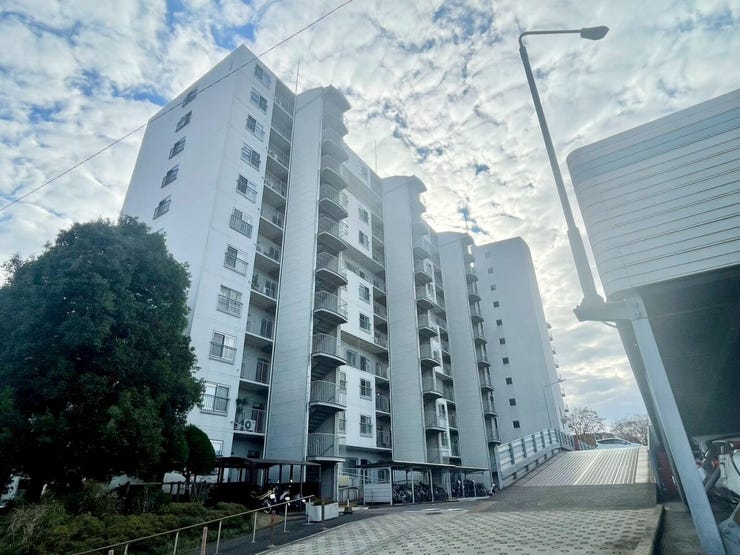 【Exterior】落ち着いた雰囲気のエントランスが、ご帰宅のたびにやさしく迎えてくれます。