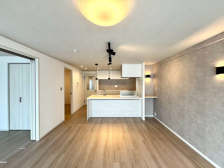 【Living】アクセントクロスが映えるリビング。落ち着きと華やかさを兼ね備えた心地よい空間です。