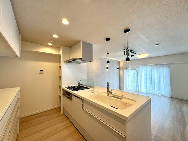 【kitchen】効率よく使える広々キッチン。収納力も高く、料理の時間がスムーズに。