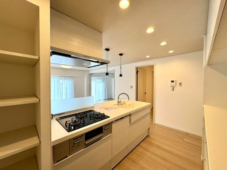 【Pantry】食材や日用品のストックに便利なパントリー付きで、キッチンもすっきり。