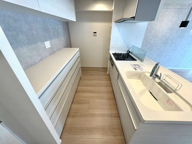 【kitchen】広めのキッチンは料理のしやすさを追求した設計。収納も豊富で作業がしやすい空間です。