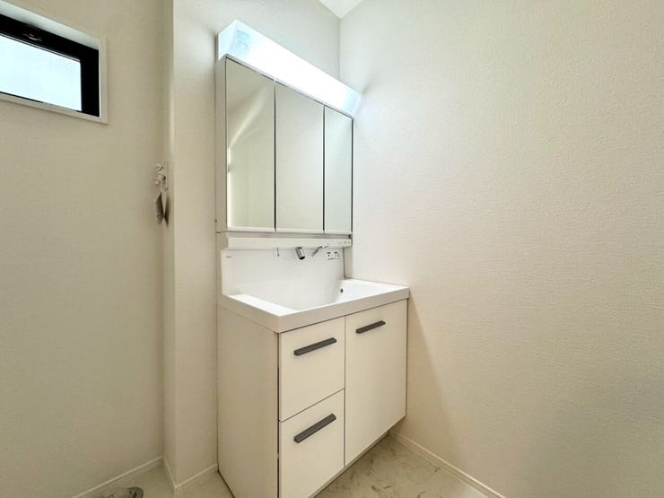 【Washroom】毎朝の準備がスムーズに。広めの洗面台と収納が使いやすい洗面所です。