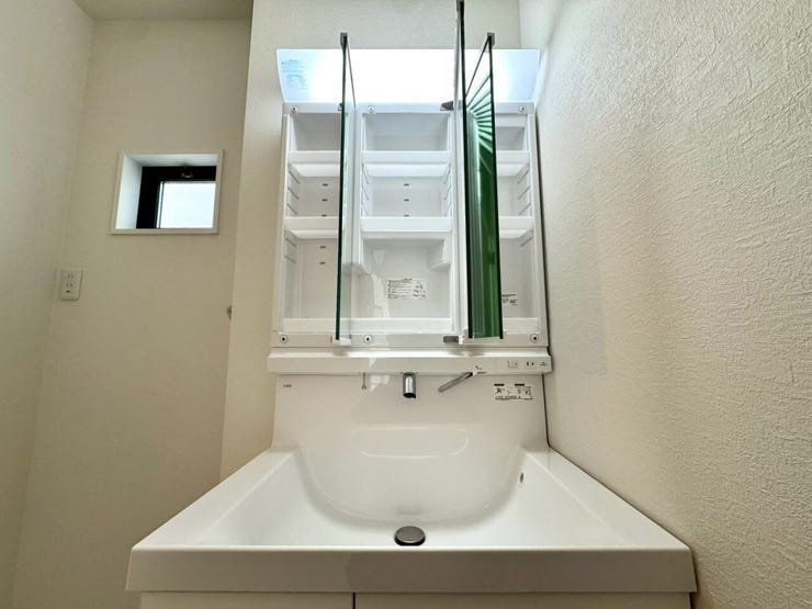 【Washroom】毎朝の準備がスムーズに。広めの洗面台と収納が使いやすい洗面所です。