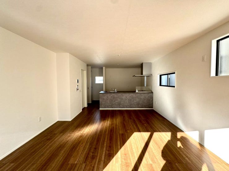 【Living】家族が集まりやすい場所で、くつろぎと会話が自然に生まれます。