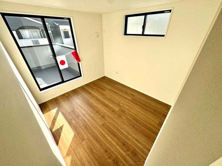 【Bedroom】明るく風通しの良い洋室。新築ならではの清潔感も魅力です。