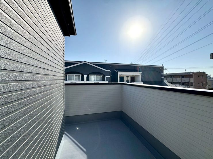 【Balcony】日当たりの良いバルコニーはお洗濯物がしっかり乾きやすく、毎日の家事にも重宝します。