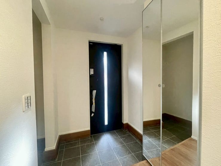 【Entrance】明るく清潔感のある玄関が、毎日の帰宅を心地よく迎えてくれます。