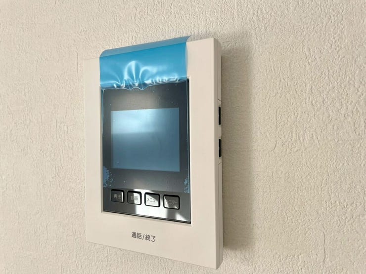 【Facilities】来訪者を確認できるモニター付きインターホンで、防犯面も安心です。
