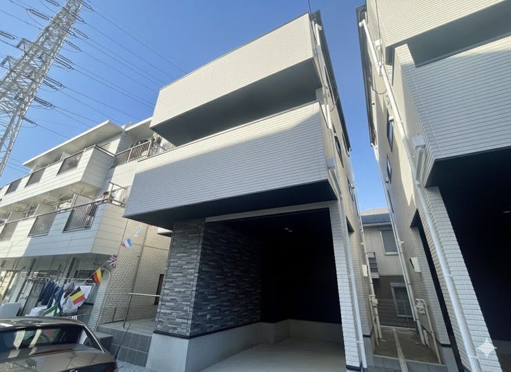 【Exterior】スタイリッシュな外観。周囲に調和する落ち着いた佇まいが魅力です。