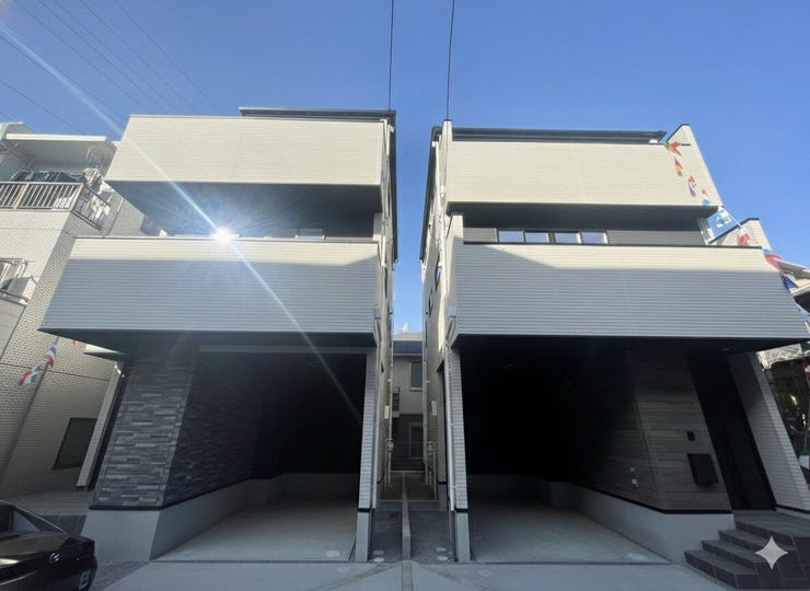 【Exterior】ゆとりのある駐車スペース付きで、車の出し入れもスムーズに行えます。