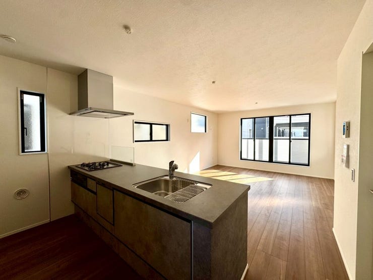 【kitchen】効率よく使える広々キッチン。収納力も高く、料理の時間がスムーズに。