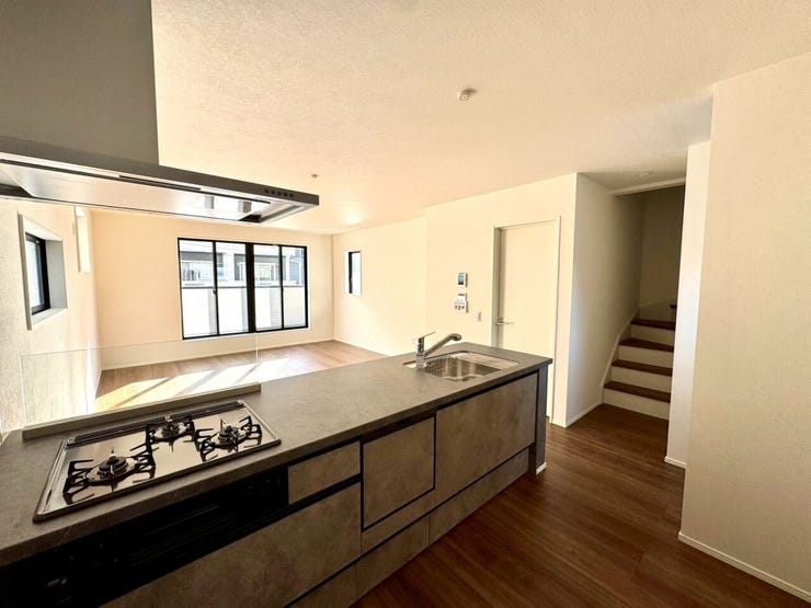 【kitchen】広めのキッチンは料理のしやすさを追求した設計。収納も豊富で作業がしやすい空間です。