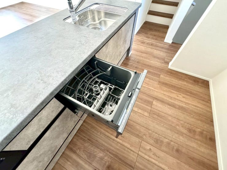 【kitchen】家事の時短に便利な食洗機付き。手洗い不要で毎日の負担を軽減します。