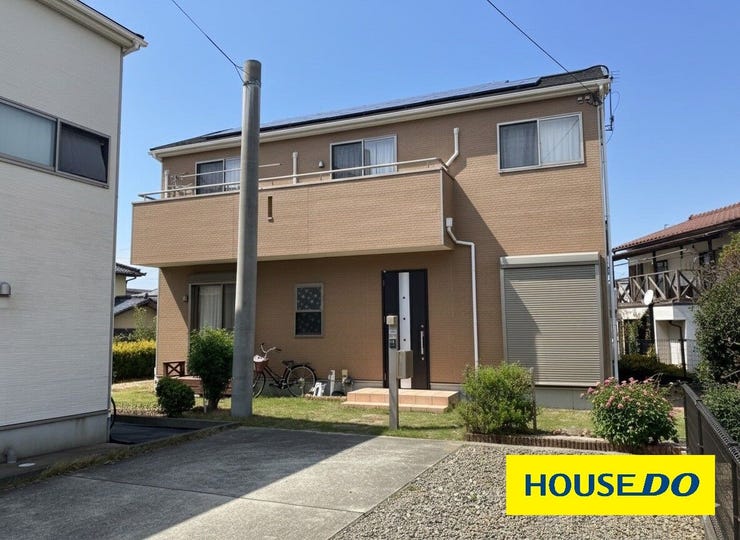 【外観】
広々としたカースペース! 駐車もラクラクで安心です。