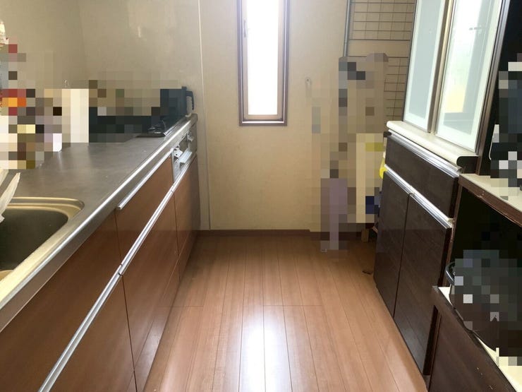 キッチンカウンターと収納が向かい合い、作業しやすいゆとりのある空間です